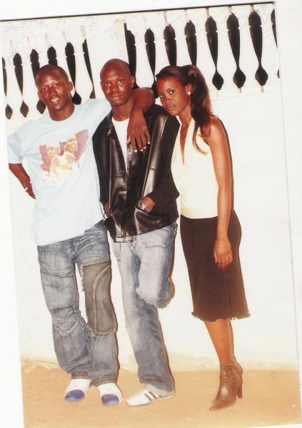 bi nak mome c &eacute;tait le 31 decembre a rufiske a droite c est une amie a tapha au milieu c tapha  et a gauche c moi.