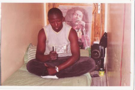 ici c dans ma chambre deriere moi ya le poster de  mon fans bob marley